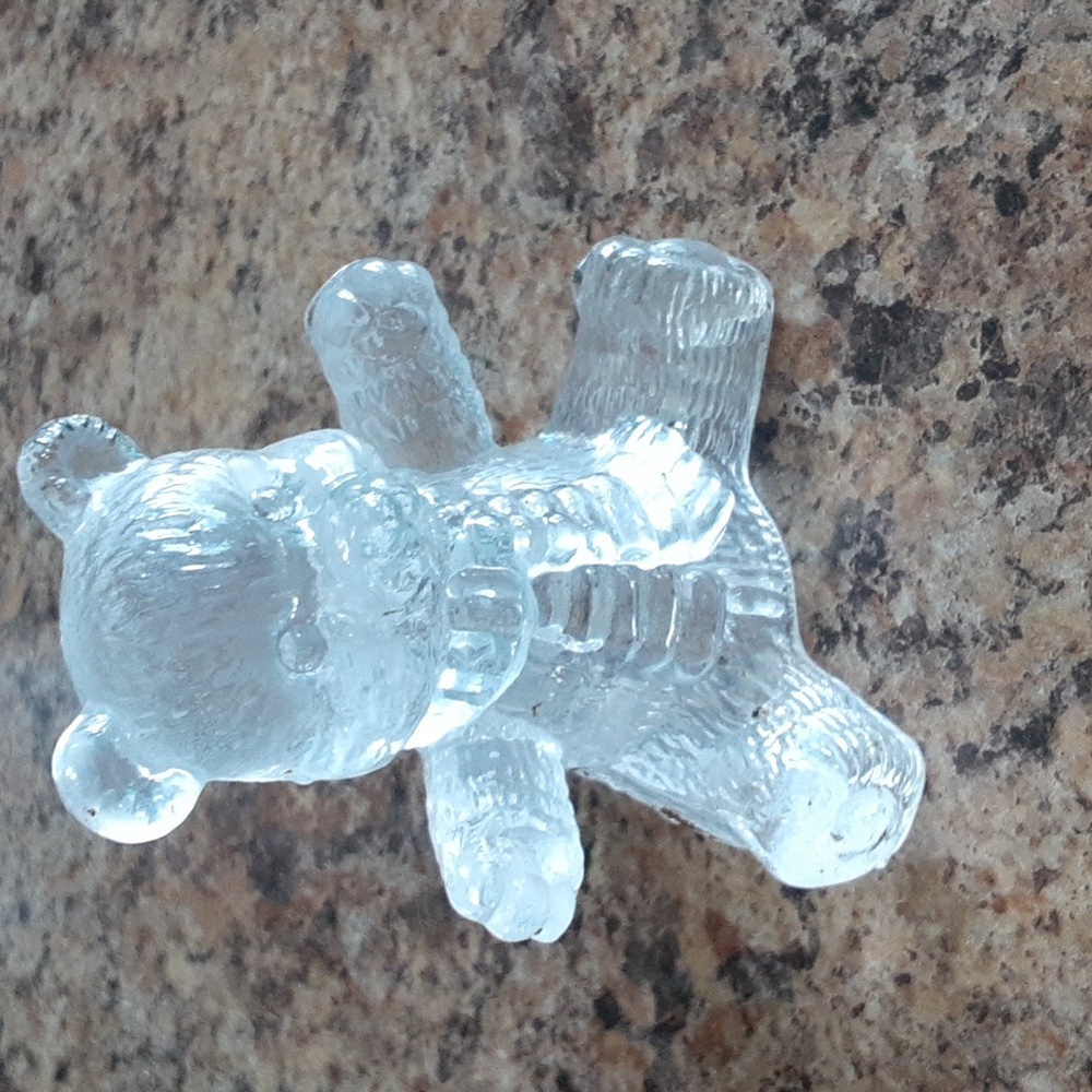 Vintage Oneida 24% lead crystal bear figurine.